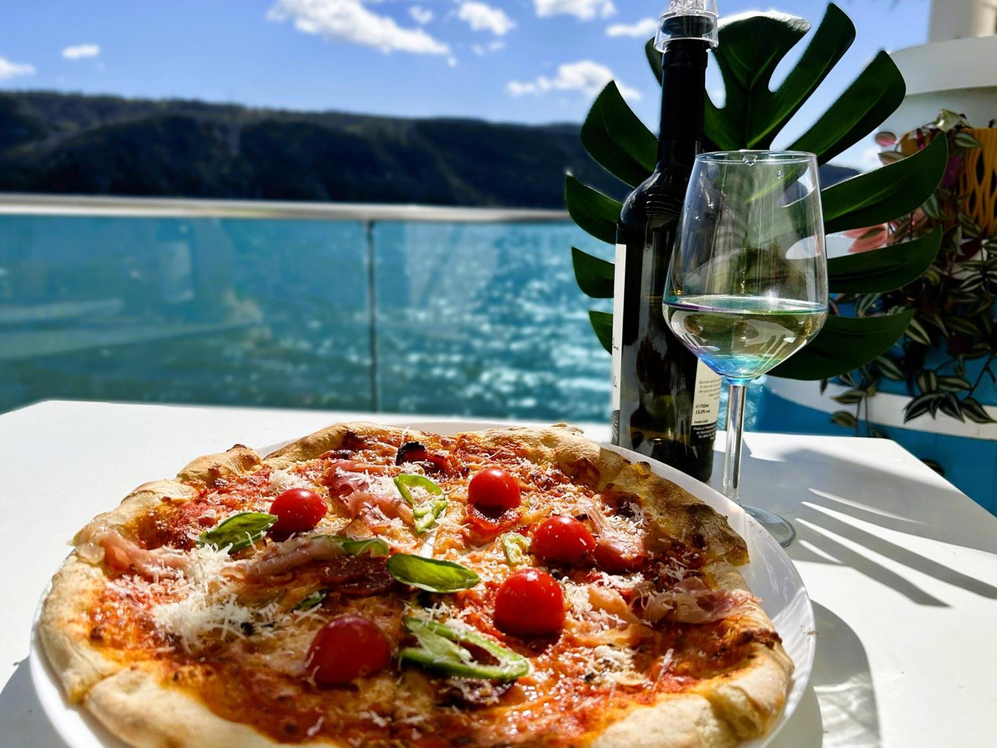 Riviera 990 - Resort & Restaurant Ieşelniţa エクステリア 写真