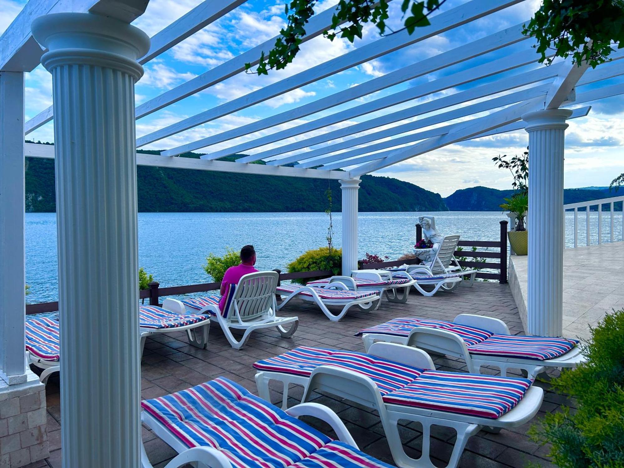 Riviera 990 - Resort & Restaurant Ieşelniţa エクステリア 写真
