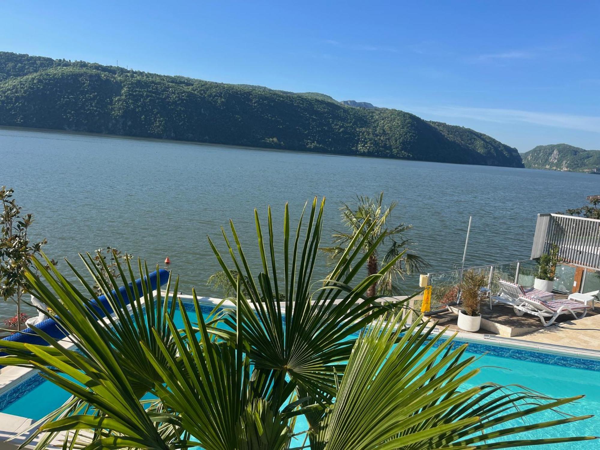 Riviera 990 - Resort & Restaurant Ieşelniţa エクステリア 写真
