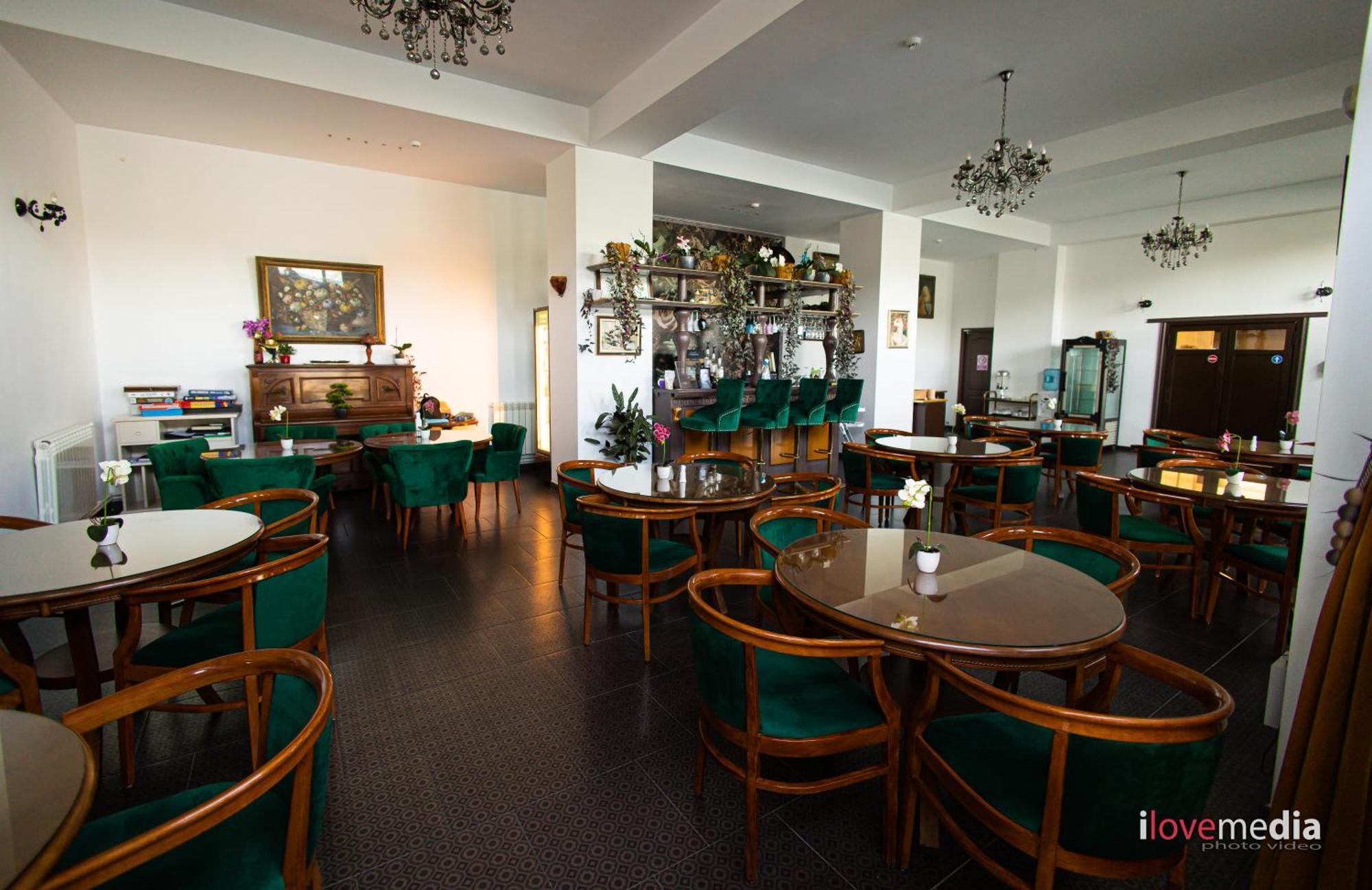 Riviera 990 - Resort & Restaurant Ieşelniţa エクステリア 写真